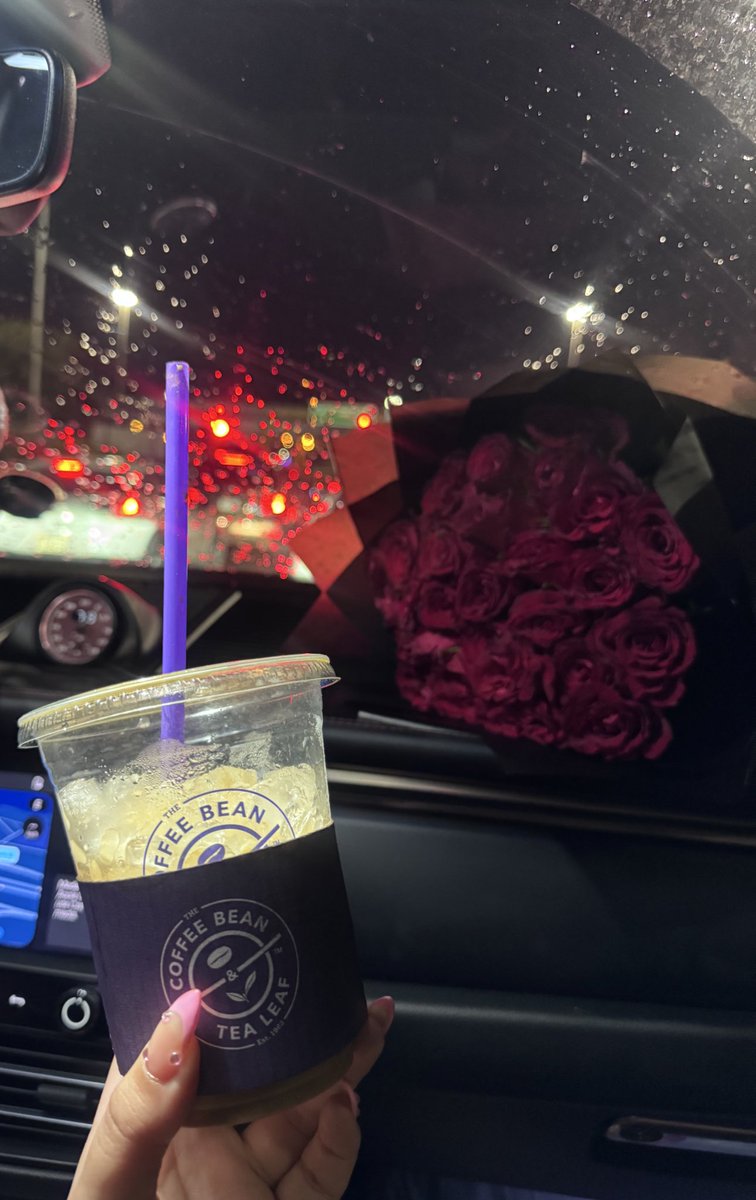 sr99x_'s tweet photo. “Rain outside, coffee inside, and flowers by my side.” 🌧️☕🌹 https://t.co/uotnm63xqG