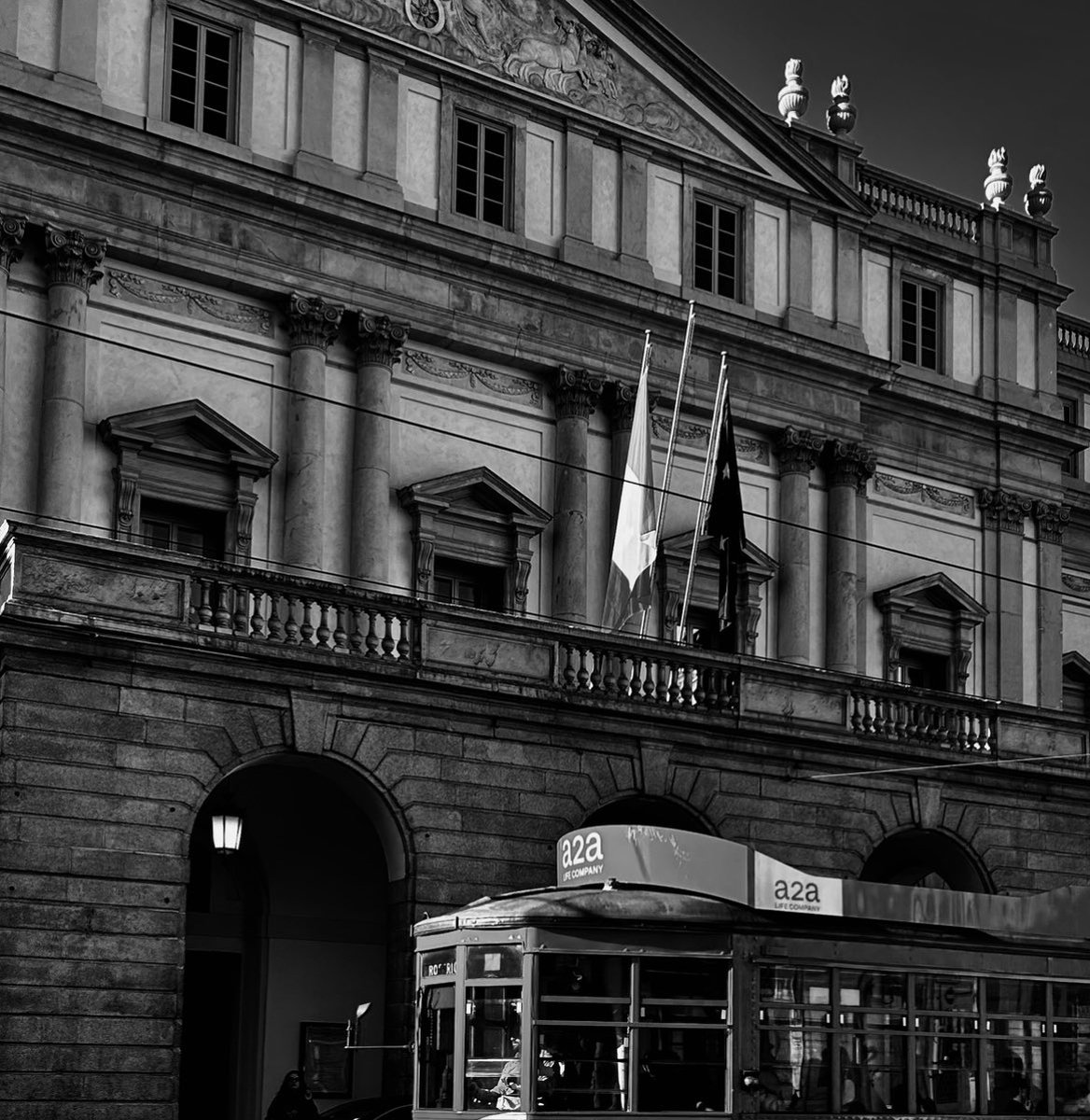PrincipessaNoir's tweet image. In bianco e nero
si vedono meglio le notti insonni, 
i solchi del tempo, 
le ferite non rimarginate 
e le domande senza risposta. 
E si può fare solo un passo per volta.

Alessandro D’Avenia

#Milano