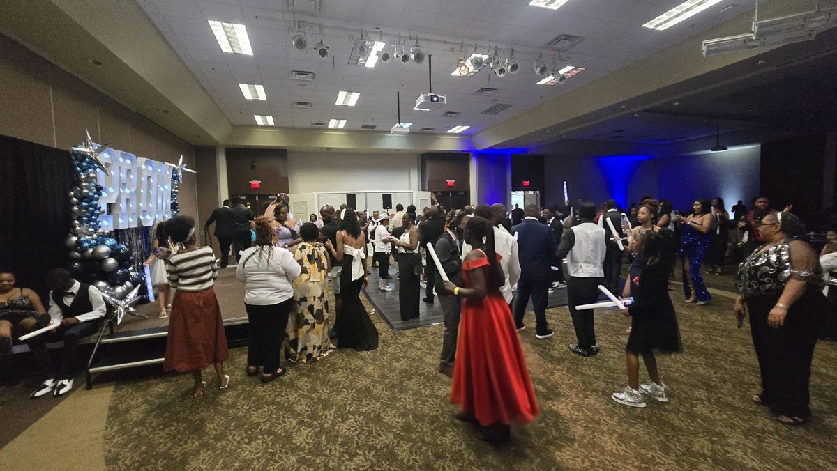 DCSDHorizon's tweet image. A night filled with joy, laughter, and celebration at ID Prom 2026! ✨
Grateful to be part of a community that ensures every student is seen, valued, and celebrated. 💙
#BlingAndBrilliance #Inclusion #HorizonStrong