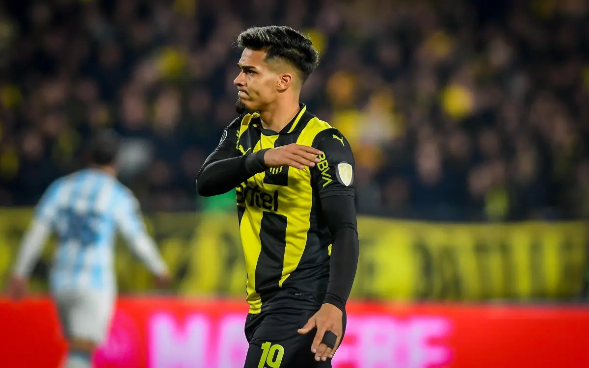 RodriVazquez95's tweet photo. 🚨 ATENCIÓN | Informa @nicopirri en #QuieroFútbol que Matías Arezo está DESCARTADO para esta noche.

➡️ Ayer salió de la práctica con una molestia muscular, se le hicieron estudios por temor de un desgarro, los mismos arrojaron que no hay rotura de fibras, sobrecarga muscular.

📌 Juega Abel Hernández de titular y Stiven Muhlethaler, que no estaba considerado para hoy, irá al banco de suplentes.

🎙️ Todo está siempre primero en @Sport890.