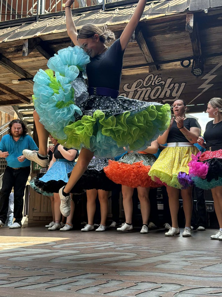 Jcreekcloggers's tweet image. Fum at @OleSmoky in Gatlinburg, TN @TravelGburg #dancing
