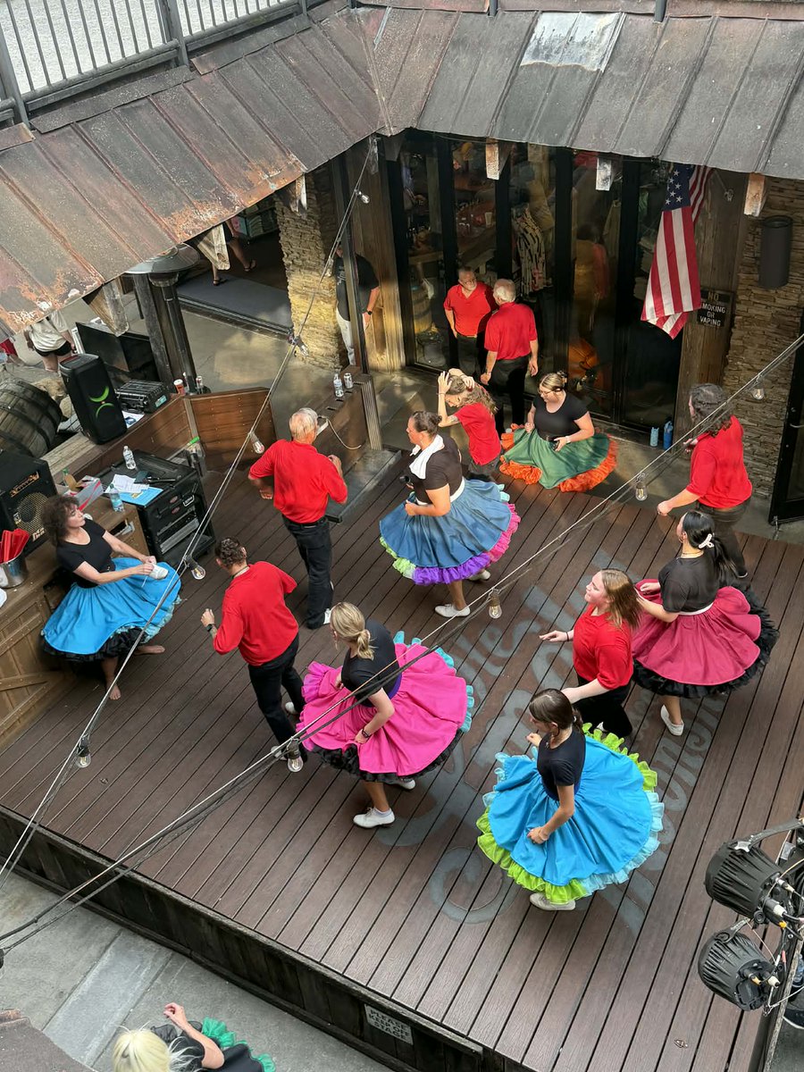 Jcreekcloggers's tweet image. Fum at @OleSmoky in Gatlinburg, TN @TravelGburg #dancing
