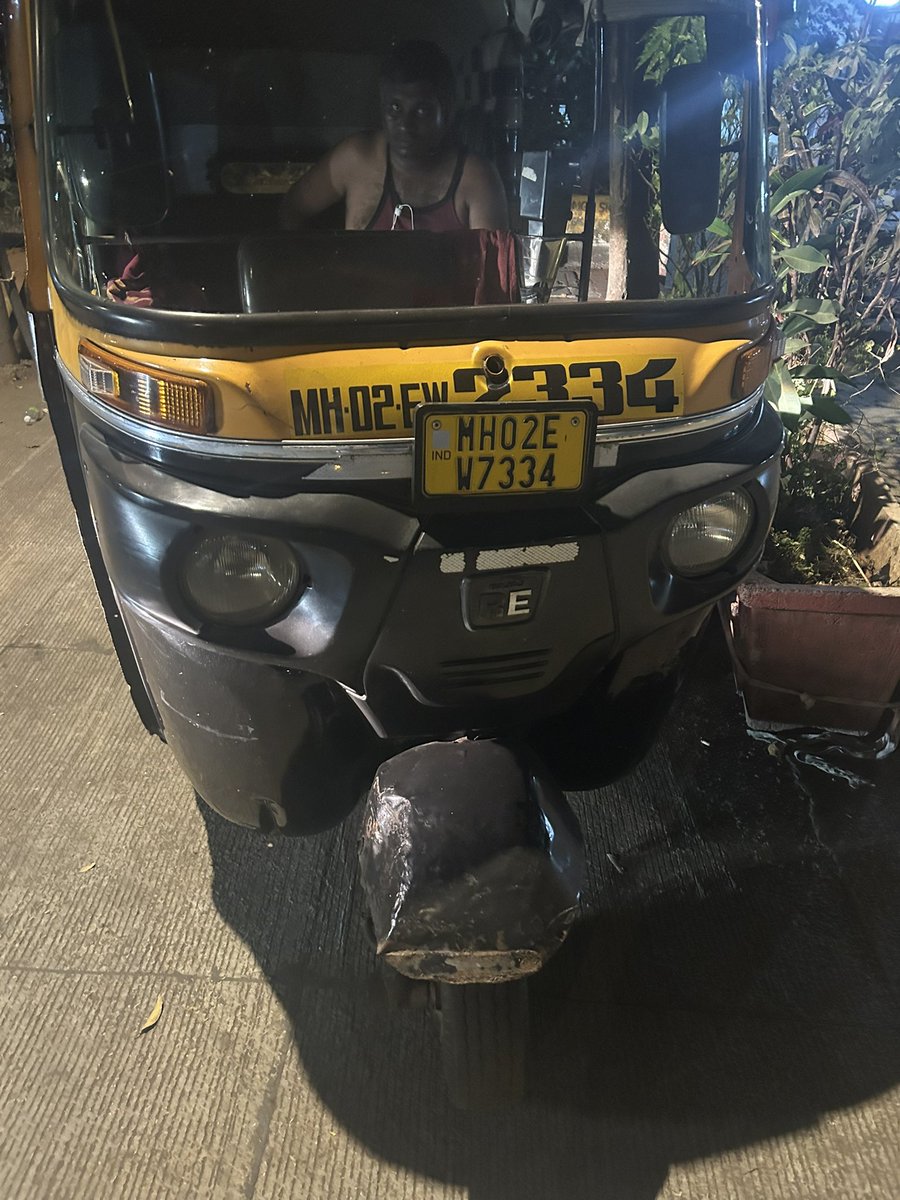 neharajs8's tweet photo. Autos &amp; taxis are allowed to park &amp; go to sleep wherever they want but private car owners get fined.
Well done @MumbaiPolice @MTPHereToHelp @Dev_Fadnavis 
Reels banane se pehle yeh sab bhi sort kariye. Stop troubling tax paying citizens. https://t.co/8CDhjrbki0