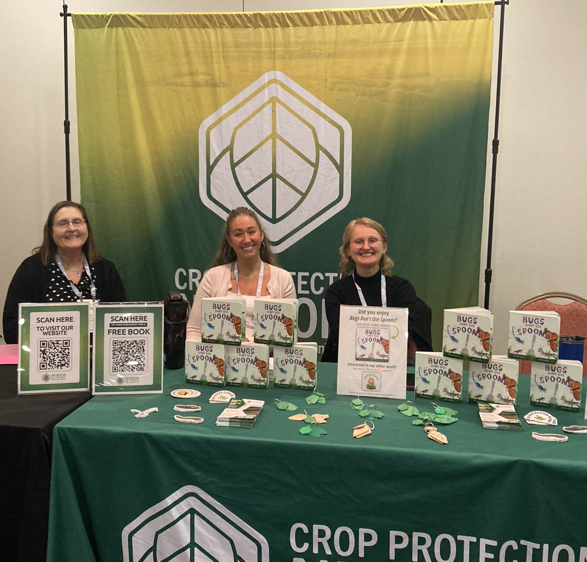 CropNetwork's tweet image. Visit the Crop Protection Network booth at #NCBESA26 in Des Moines, Iowa! 

Free insect stickers and leaf defoliation key chains. 

Get a copy of "Bugs Don't Use Spoons" for filling out a short needs-assessment survey.

@EntsocAmerica @KStateEntom @UMN_Entomology #insects #bugs