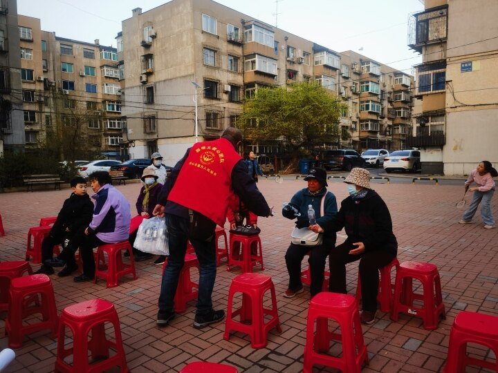 Luvalentina2005's tweet image. Spent the weekend packing meals for 200+ local families in need! Grateful to team up with @CityFoodBank—every box = a smile, every hand = a heart.  #VolunteerLife #CommunityImpact #FeedTheHungry