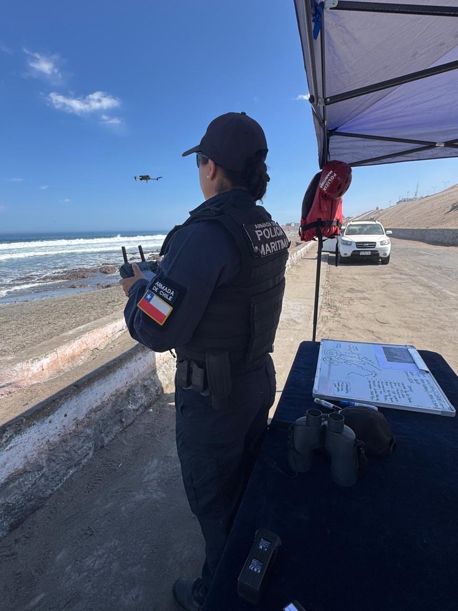 Armada_IVZN's tweet photo. Continúa el despliegue de medios terrestres, marítimos y aéreos por parte de la Capitanía de Puerto de #Iquique, realizando la búsqueda de la persona que desapareció la tarde de ayer domingo en playa Huayquique. 🌊
#AutoridadMarítima #directemar

@Armada_Chile 
@DGTM_Chile https://t.co/w7Akz5SbSr