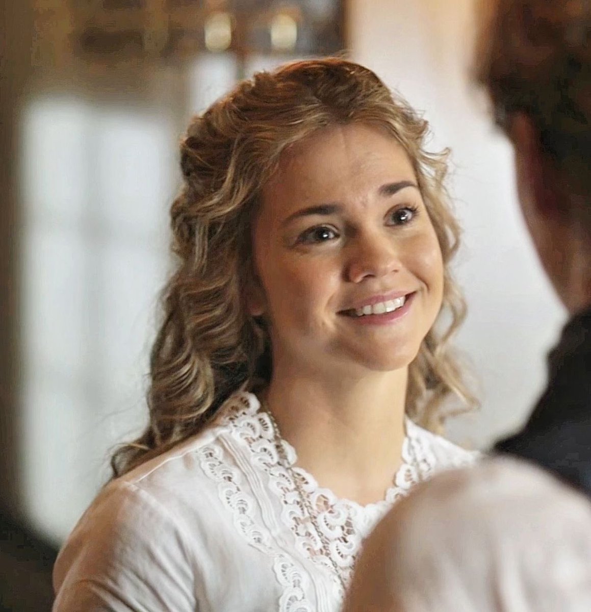 we need more of belle with her hair down because she looks GORGEOUS. 

#theartfuldodger