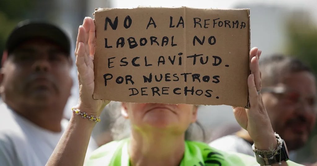 "Modernización Laboral" es como que te roben la billetera y te digan que es para que camines más liviano. Te sacan la indemnización, te licúan las horas extras y lo llaman libertad.  🇦🇷💣
#ReformaLaboral #LeyDeBases #Senado #Urgente #NoALaReforma #Trabajadores