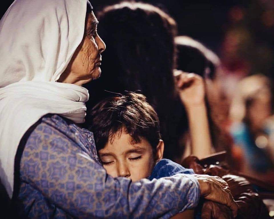 Doktor, “Anneniz artık tek başına yaşayamaz” dediğinde, sekiz kardeş birden başını öne eğdi.
Sanki aynı evin çocukları değil de… Otogarda bekleyen yabancılar gibiydiler.
“Bakımı 24 saat olmalı,” dedi doktor.
“İçinizden biri üstlenmezse, bir bakım evi düşünmeniz gerekecek.”
Odada