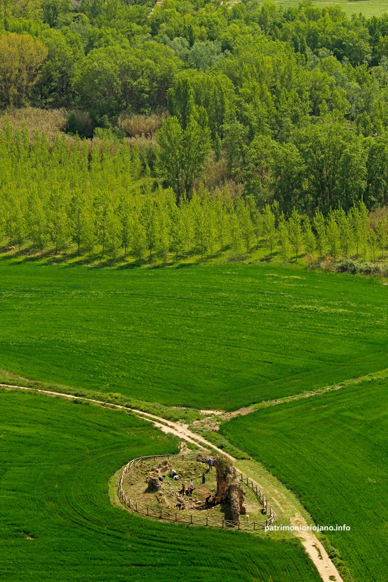 PatrimonioRioja's tweet photo. Patrimonio 💚✅
Ermita de San Vicente de Murillo de Río Leza.
🧹⛏️ II Jornada de limpieza promovida por @RioxaNostra el pasado sábado.
¡Descubre La Rioja!
#Ermitas #Patrimonio #RiojaBaja #Monumentos #PatrimonioRiojano https://t.co/cAsxdtEc2o