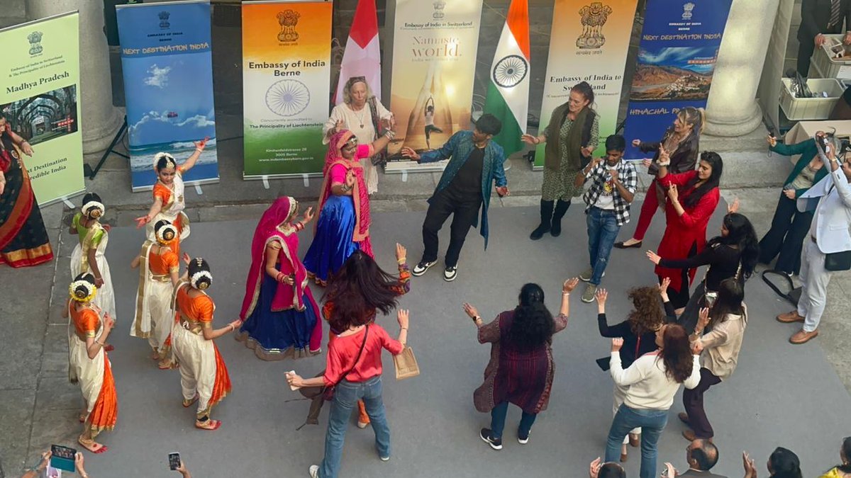 IndiainSwiss's tweet image. Rhythms of India in #Lugano ended on a high with an electrifying #Bhangra performance!

Infectious beats and engaging moves by the young talent from Geneva pulled the crowd right in. 

Smiles all around as everyone joined the celebration.

#ChaiAndChange 
#RhythmsOfIndia