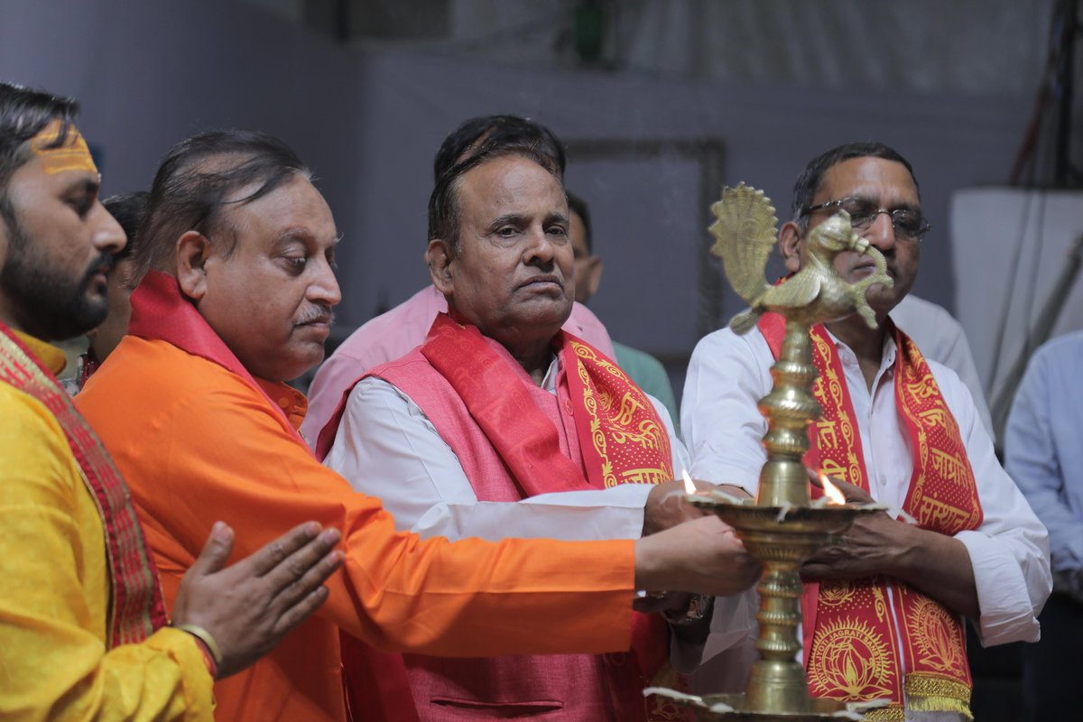 munnaksharma's tweet photo. आज अखिल भारत हिन्दू महासभा के राष्ट्रीय अध्यक्ष डॉ॰मुन्ना कुमार शर्मा जी ने उत्तरप्रदेश स्थित नोएडा स्टेडियम में दिव्य ज्योति जागृति संस्थान द्वारा आयोजित श्री शिव महापुराण कथा का दीप प्रज्वलन कर और श्री महादेव एवं माता पार्वती का पूजन कर श्रीगणेश किया।

केंद्रीय कार्यालय। https://t.co/sChLrayKz9
