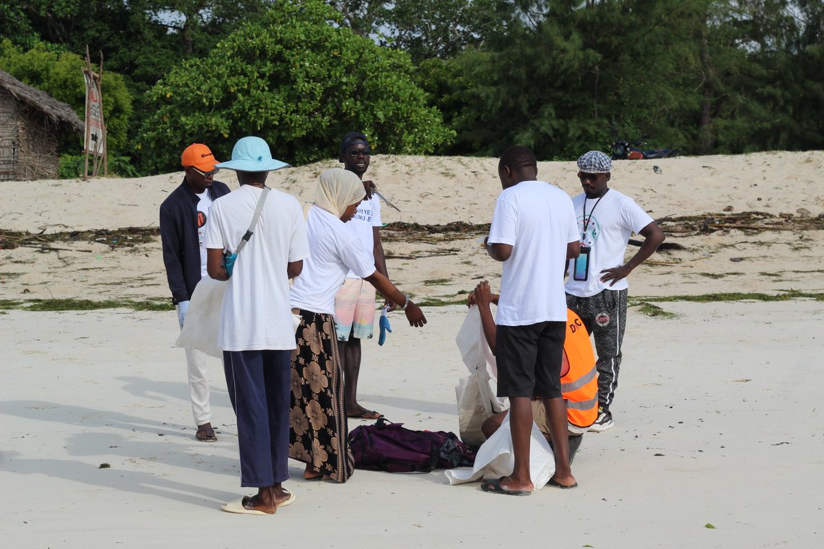 dianiyouthbeach's tweet photo. Saturday, we showed up for the #coastEDProject and got it done.
Another cleanup in the books, another step toward a cleaner coast. We are all grateful to everyone who made it happen.
#SikilizaSautiYetuDuniaInaita
#bahariyetujukumuletu
@EUinKenya @WeWorldOnlus https://t.co/bURJ308jA7