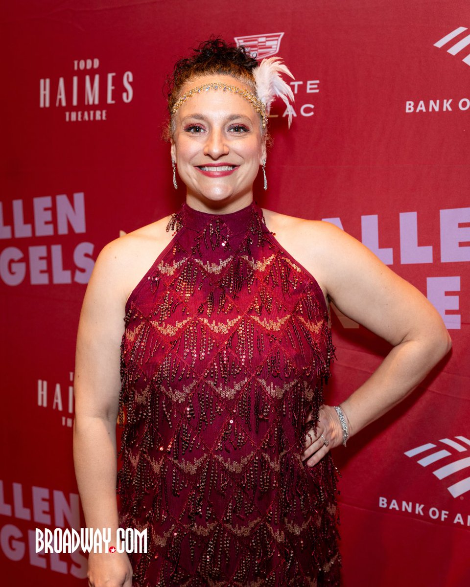 broadwaycom's tweet image. Intoxicating! Rose Byrne, Kelli O'Hara and the cast of Broadway's FALLEN ANGELS hit the red carpet for opening night.

See the fulll red carpet gallery: bit.ly/4dUvy7b

📸: Sergio Villarini for Broadway.com

#broadway #fallenangels #rosebyrne #kelliohara