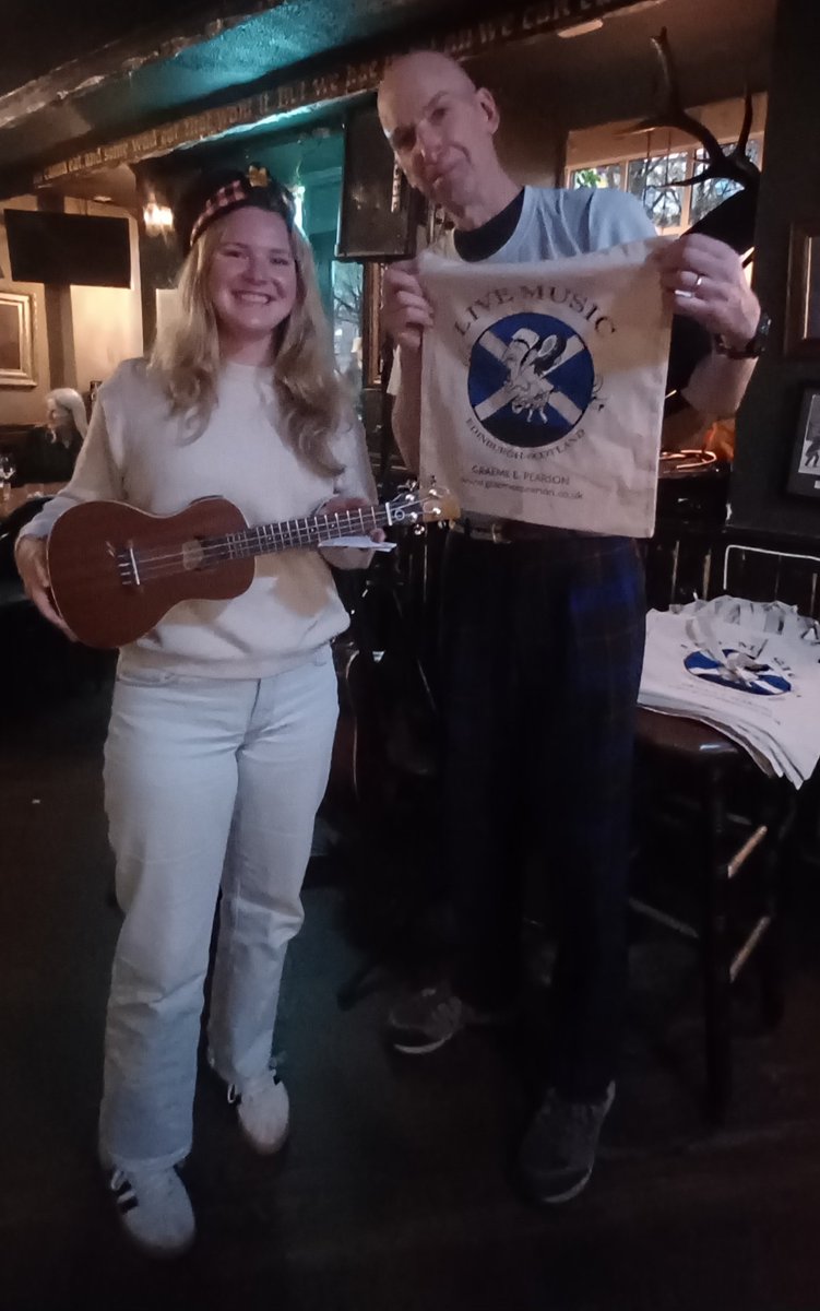 Heart warming story.
This girl came from Boston, Massachusetts to the same pub where her parents spent their honey moon in 2003. And it's the same singer! <a href="/STVNews/">STV News</a>