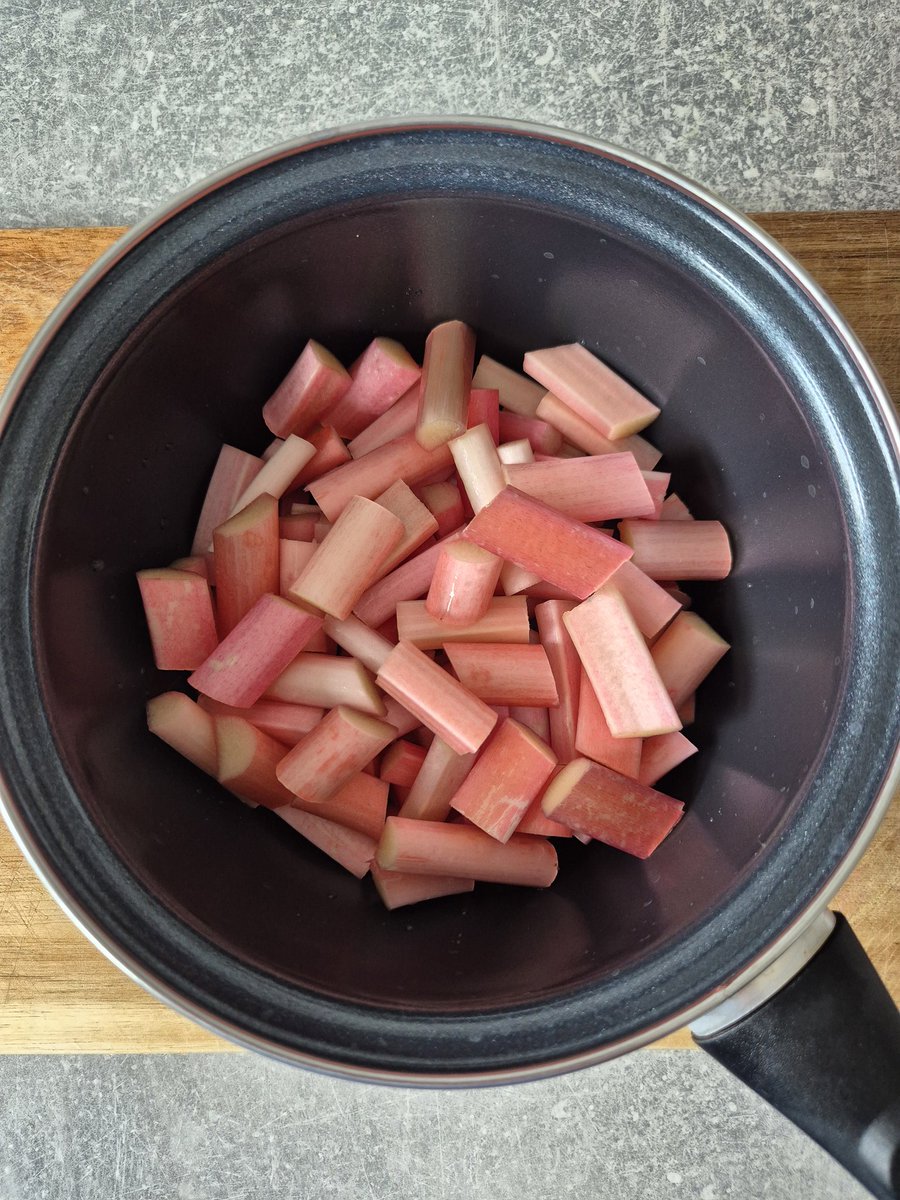 Denise_v_D_'s tweet image. Rhubarb raspberry crumble, YUM!😋 #allotment