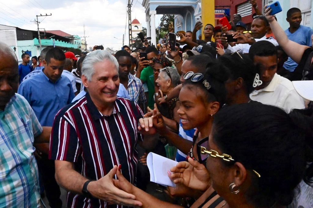 Presidente <a href="/DiazCanelB/">Miguel Díaz-Canel Bermúdez</a>, reciba el 🫂 de este pueblo que no se rinde. 

Sepa que esta patria de Fidel, Raúl y todo aquel que ha puesto su sangre sigue de pie y dándole el apoyo rotundo  para seguir defendiendo la soberanía de esta tierra. 

#PasiónXCuba🇨🇺 <a href="/centrofidel/">Centro Fidel Castro Ruz</a>