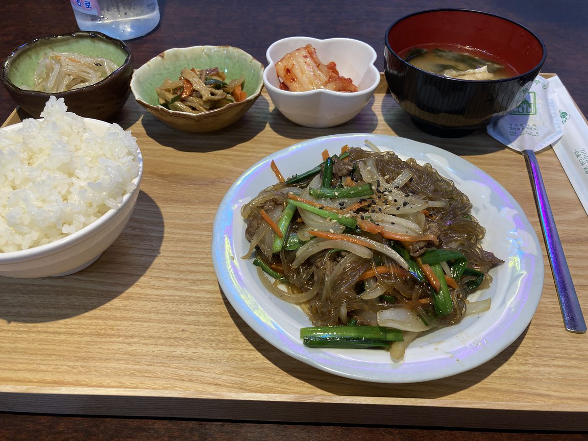 meow2body's tweet photo. いよいよ夏に向かって本格始動！
と思ったら
なんと交通事故に😭

車はちょっと凹み
私はむちうちに

まぁこれぐらいで済んで良かったです

安静にしない方がいいみたいなので
普通に生活もお仕事も��ています(*^^)v

安全運転していても
避けきれない事案は起こります

皆様もくれぐれもお気をつけくださいね🌸

凹んだ車の写真を載せるのはなぁ
とおもって
最近美味しかったチャプチェ定食の写真で飯テロ(꒪⌓꒪)
