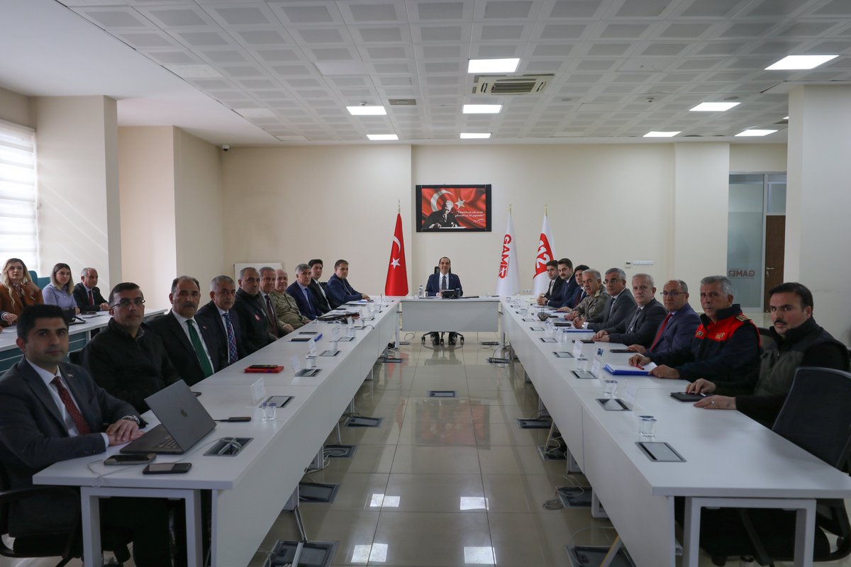 igdirvaliligi's tweet photo. Iğdır İl Afet Risk Azaltma Planı (İRAP) İzleme ve Değerlendirme Kurulu Toplantısı, Valimiz Sn. M. Fırat Taşolar’ın başkanlığında, ilgili kurum yetkililerinin katılımıyla gerçekleştirildi.

Toplantıda, kamu kurum ve kuruluşların sorumluluğunda bulunan eylemlerin ilerleme ve gerçekleştirilme durumları hakkında İl Afet ve Acil Durum Müdürlüğü (AFAD) tarafından sunum yapıldı.

İlimiz düzeyinde afet risklerini azaltmaya yönelik yürütülen çalışmaların detaylı olarak ele alındığı toplantıda, afet risklerini azaltmaya yönelik çalışmaların mevcut durumu, ilerleme kaydedilen alanlar, karşılaşılan sorunlar ve öneriler üzerine fikir alışverişinde bulunuldu.