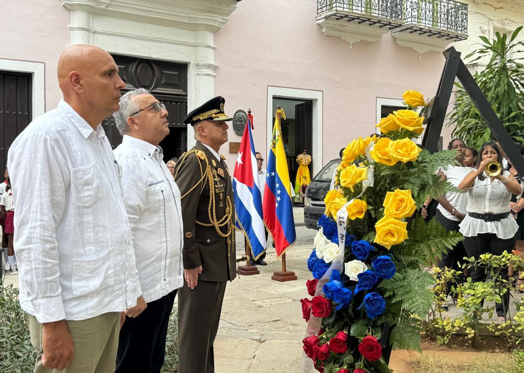 La Misión Diplomática de #Venezuela🇻🇪 en #Cuba🇨🇺 conmemoró el 216 Aniversario de la Proclamación de la Independencia de Venezuela del 19 de abril de 1810, con la ofrenda floral ante la estatua Pedestre del Libertador y Padre de la Patria Simón Bolívar, ubicada en La Habana Vieja.