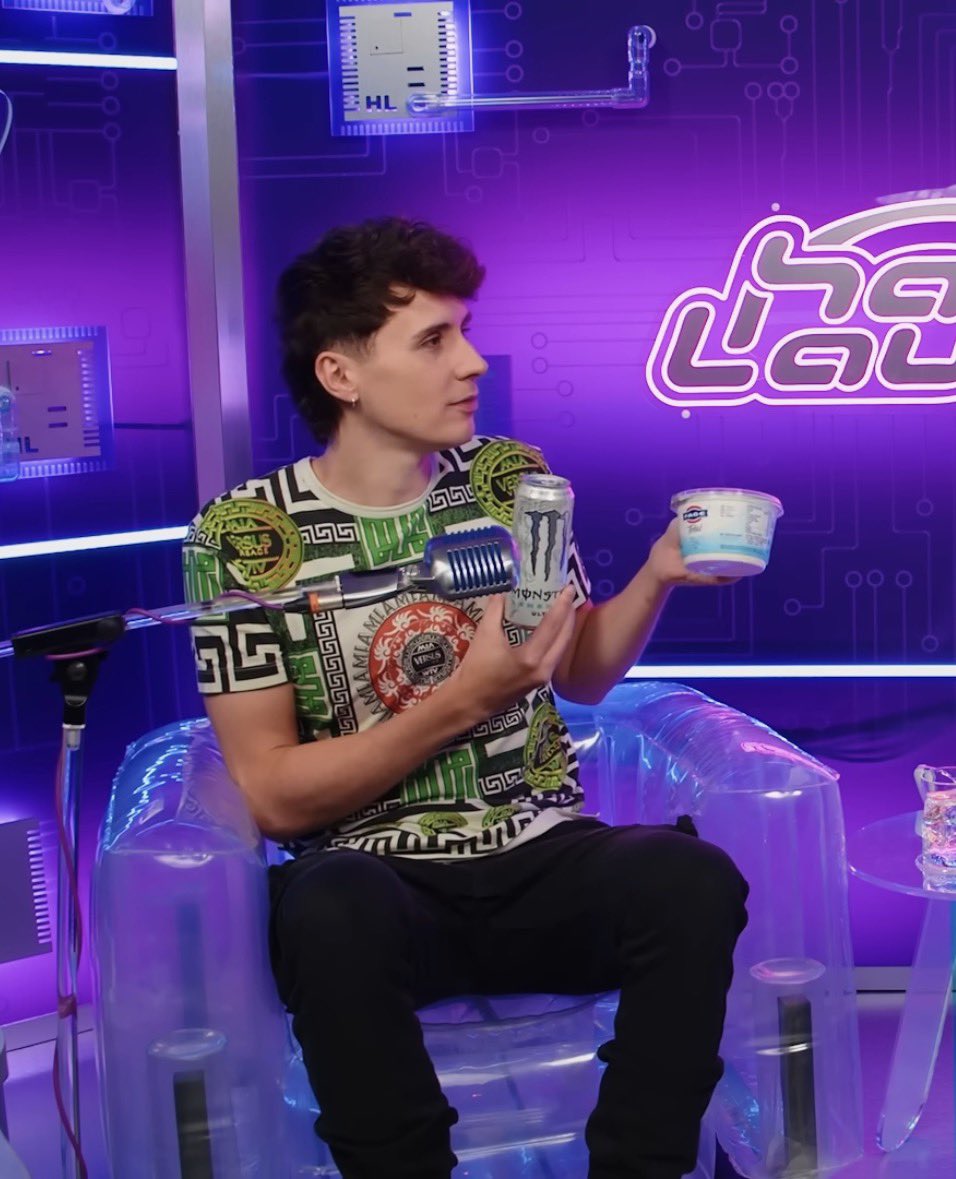 HOW did the fuckass Versace shirt make it through the move im fucking crying