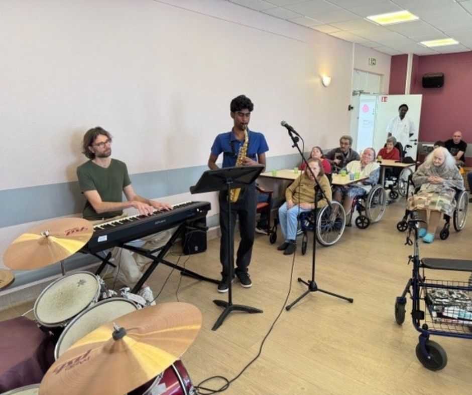 VMerogis's tweet image. 📸 𝗥𝗲𝘁𝗼𝘂𝗿 𝗲𝗻 𝗶𝗺𝗮𝗴𝗲𝘀 𝗱𝘂 𝗰𝗼𝗻𝗰𝗲𝗿𝘁 𝗱𝗲𝘀 𝗲́𝗹𝗲̀𝘃𝗲𝘀 𝗱𝘂 𝗖𝗠𝗔 𝗮̀ 𝗹𝗮 𝗥𝗲́𝘀𝗶𝗱𝗲𝗻𝗰𝗲 𝗠𝗮𝗿𝗰𝗲𝗹-𝗣𝗮𝘂𝗹 !

Un beau moment de partage intergénérationnel entre les retraités et les musiciens de notre ville.

#culture #concert #ehpad #tweet