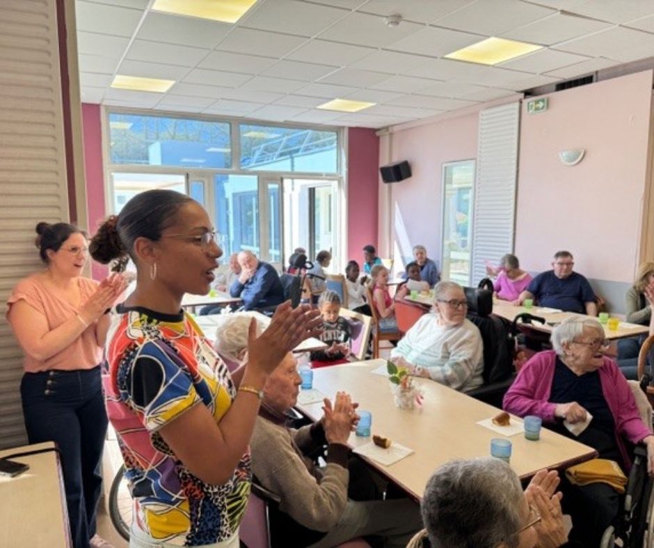 VMerogis's tweet image. 📸 𝗥𝗲𝘁𝗼𝘂𝗿 𝗲𝗻 𝗶𝗺𝗮𝗴𝗲𝘀 𝗱𝘂 𝗰𝗼𝗻𝗰𝗲𝗿𝘁 𝗱𝗲𝘀 𝗲́𝗹𝗲̀𝘃𝗲𝘀 𝗱𝘂 𝗖𝗠𝗔 𝗮̀ 𝗹𝗮 𝗥𝗲́𝘀𝗶𝗱𝗲𝗻𝗰𝗲 𝗠𝗮𝗿𝗰𝗲𝗹-𝗣𝗮𝘂𝗹 !

Un beau moment de partage intergénérationnel entre les retraités et les musiciens de notre ville.

#culture #concert #ehpad #tweet