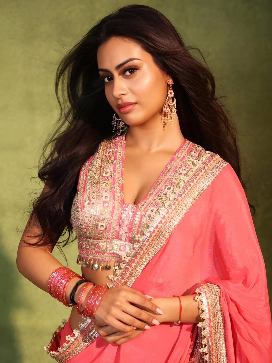 INDACTRESSPIC's tweet image. Wishing a Happy Birthday to the Gorgeous Star kid #NysaDevgan 

Daughter of #Kajol And #AjayDevgn
#HBDNysaDevgan