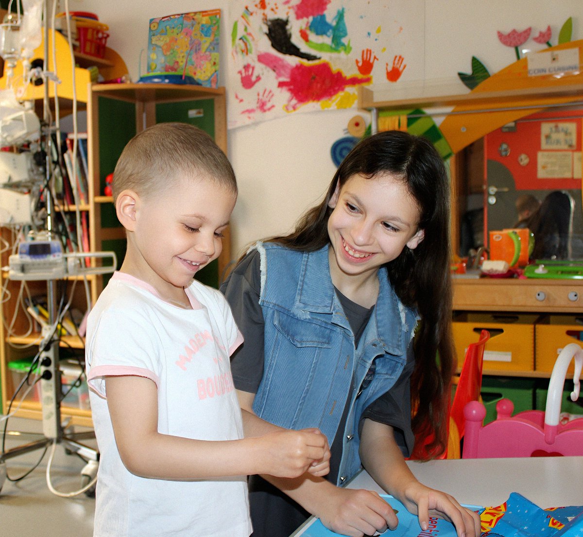 Aujourd'hui, Camille était au C.H.U de Caen, pour une belle distribution de sourires😊

Les sourires des enfants et de leurs proches, ainsi que les échanges chaleureux, en disent long, sur les bienfaits de ces petites parenthèses enchantées offertes par Camille, lors de ses