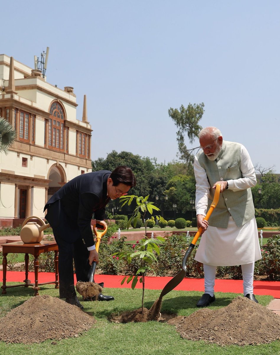 Narendra Modi tweet media