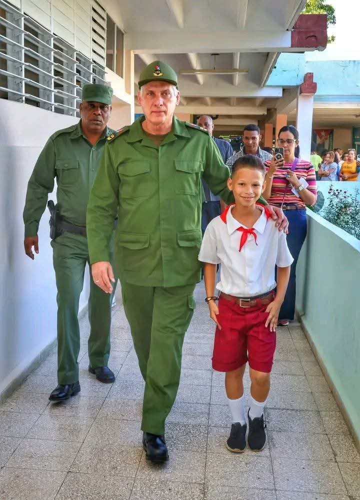 🇨🇺 <a href="/CubaMined/">MINED</a> felicita por su cumpleaños al presidente cubano, Miguel Díaz Canel Bermúdez. 
Deseamos pase un lindo día y que continúe contribuyendo al bienestar y a la grandeza del sistema educativo, esencialmente al logro de sueños y sonrisas de niñas, niños y adolescentes.