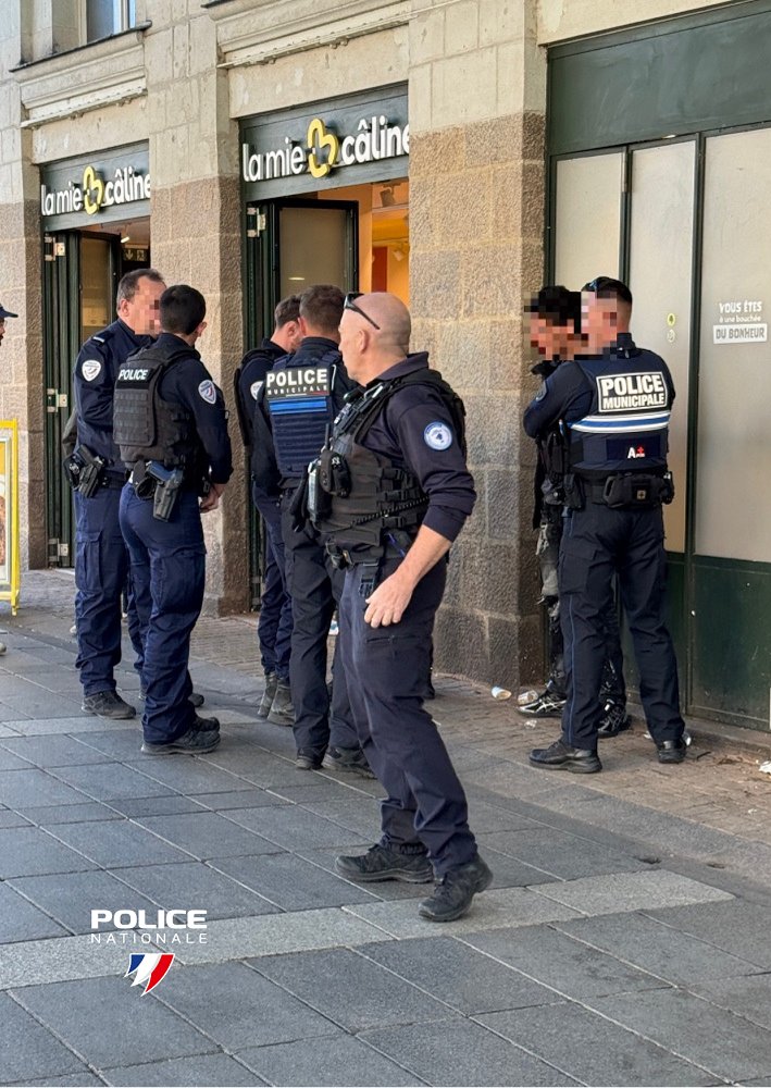 PoliceNat44's tweet image. #Protéger | Nous luttons quotidiennement contre les trafics illicites  en collaboration avec la police municipale. Grâce à de nombreux contrôles, nous œuvrons pour sécuriser vos déplacements et garantir votre tranquillité dans le centre-ville de #Nantes .