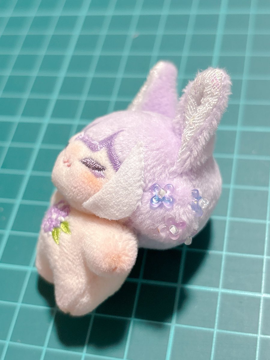 紫陽花こあげちゃん、小さいからビーズつけすぎるとくどくなっちゃうかな？と思ったので耳下の両サイドにはつけずにお団子のビーズのみにしてみましたん☺️