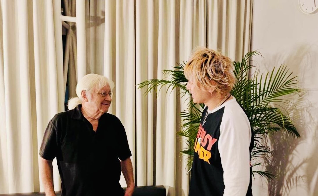 Cherrydrummer's tweet image. うわーー、オフィシャルカメラマンの #Robert から届いた写真の中にこんなステキな瞬間も収められていたのです！👍感謝っす！！✨ #イアンペイス 師匠はボクのドラム人生において一番影響を与えてくれた人！まだまだ元気でいてほしいっす！🫡#Ianpaice #deeppurple