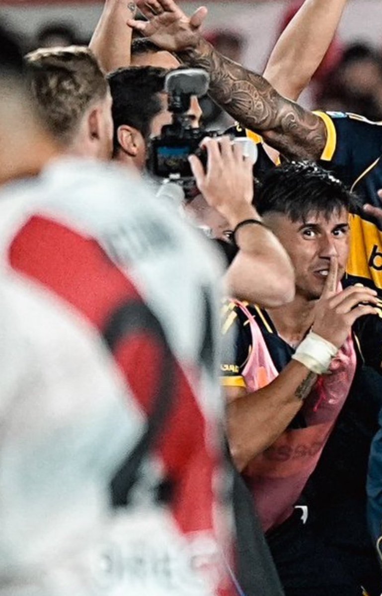 Les hizo el topo gigio 
Les jugó al truco
Se sentó afuera del banco para que le vean la camiseta
Les hizo un minuto de silencio

Adam Bareiro en la vereda correcta