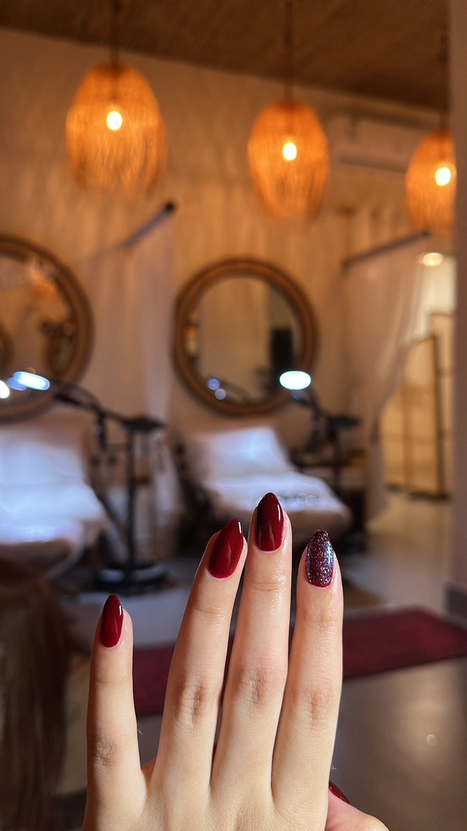 _THESara8's tweet photo. April nails 
🧖🏻‍♀️🪩🍾🤍 https://t.co/uQbGQC5yVJ