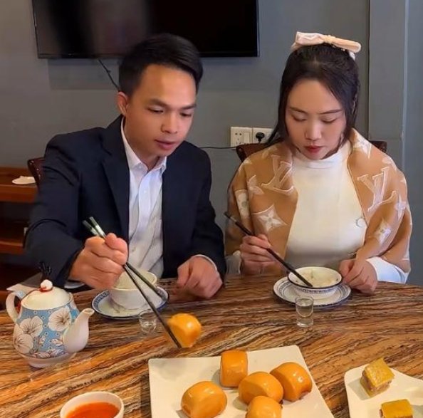 Raoul32058462's tweet image. When your team orders "group lunch" and it’s just 5 people fighting over the last fries  #OfficeChaos #TeamVibes