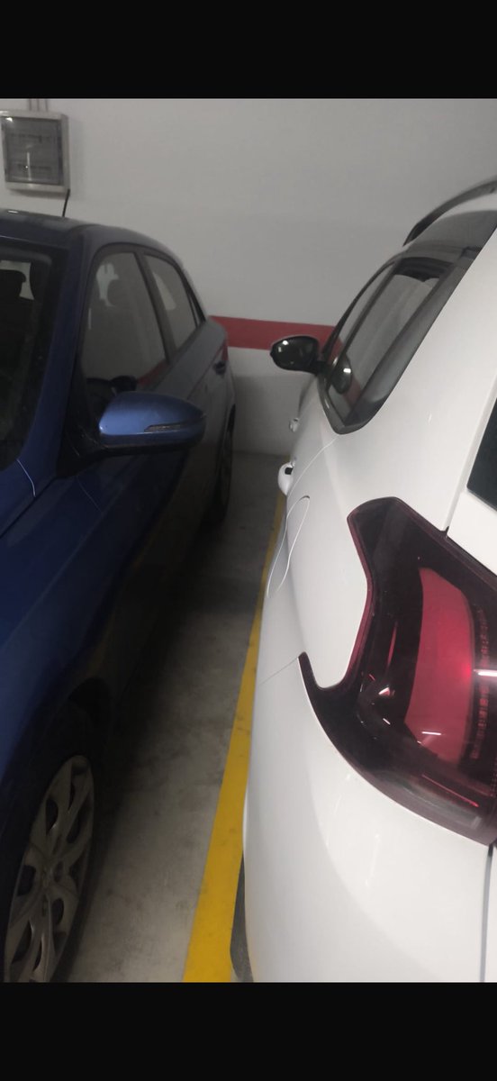 ارسل لي صاحب العقار هذه الصورة لان الجار صاحب السيارة البيضاء يقول انه  يجب علينا ركن السيارة بشكل افضل سيارتنا الزرقاء 
ما رايك من اللي راكن بشكل صحيح