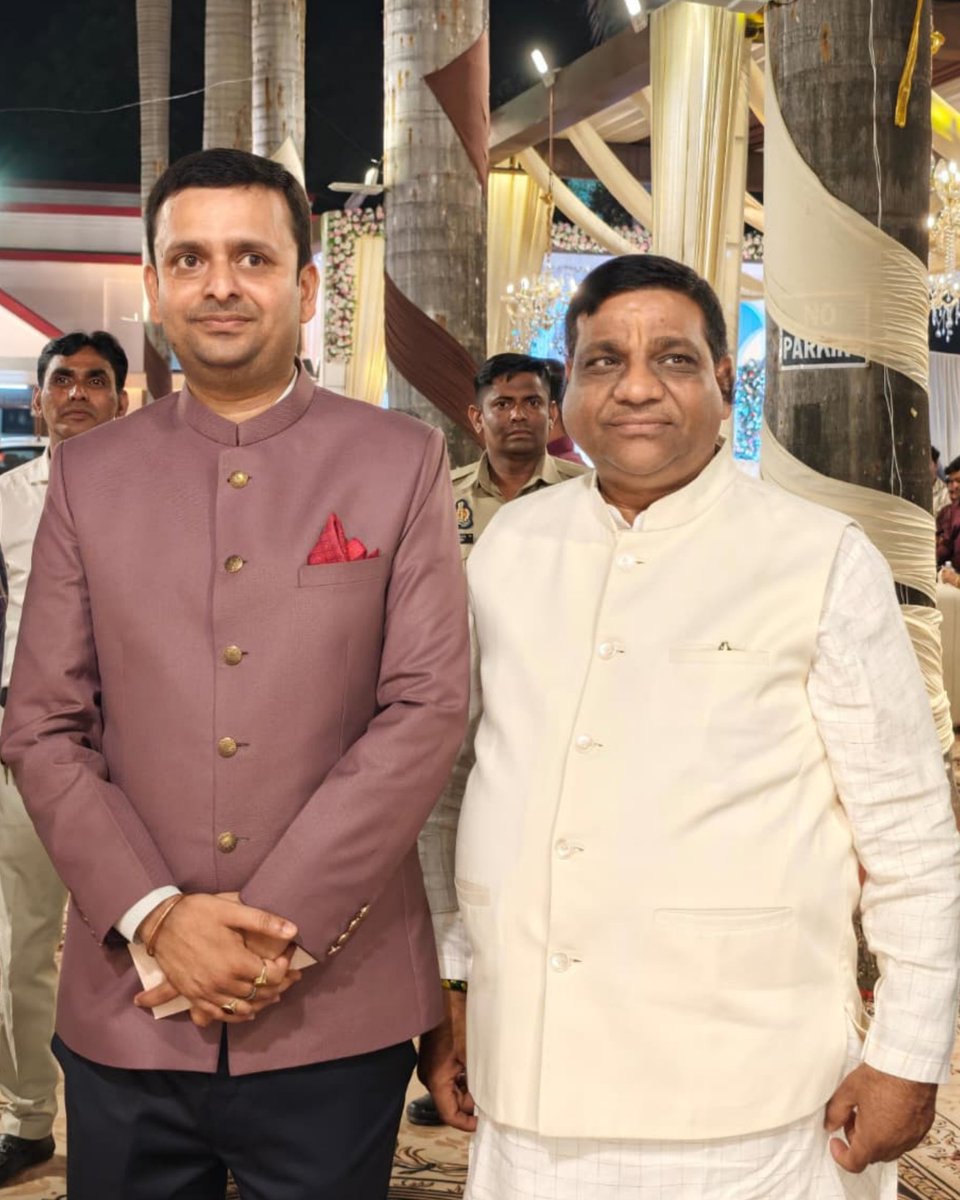 sanjievagarrwal's tweet image. मांगलिक कार्यक्रम में आज फाम लॉन बरेली क्लब में हर्षित गौरव (चुनाव ऑफिसर, प्रभारी सहायक) जी के भाई की शादी में सम्मिलित होकर शुभ आशीर्वाद प्रदान किया l
. 
. 
. 
#BJPUP #BJPIndia #BJP4IND #BJP4UP #YogiAdityanath #Bareilly #बरेली #BJP4Bareilly #भाजपा #BJP #भाजपा_बरेली