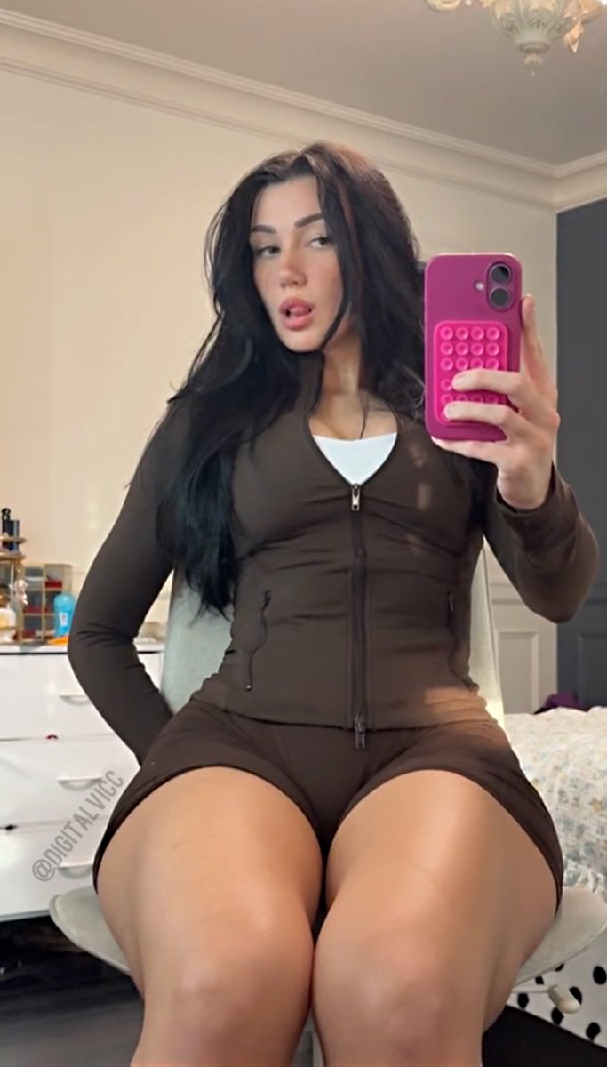 digitalvicc's tweet photo. my thighs deserve everything in your savings account https://t.co/5NX0uMguCs