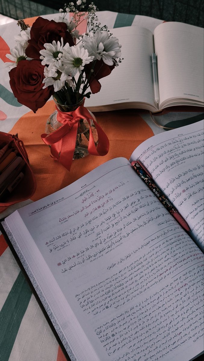 senavakfi's tweet photo. “Bu dünyada Allah, muhakkak her gülü bir dikenle yaratmıştır.
Her nimeti sıkıntısıyla birlikte verir.
Evlat imtihanıyla, dost külfetiyle gelir.
Müslüman bilmelidir ki bu fani dünya, seveni sevdiğinden ayırır; sevmediklerine esir eder. Yokluğu bir dert, varlığı bir derttir.

Cennet ise sıfır sorunlu yerdir.
Cennete gidene kadar Müslüman, sorunsuz bir dünyada yaşayamaz.

Dünya sorunsuz olmaz ama mü'min, düşük sorunlu bir hayat kurabilir; kurmaya çalışmalıdır da."

Nureddin Yıldız

(Buhari Şerif Okumaları, 2411. Ders)