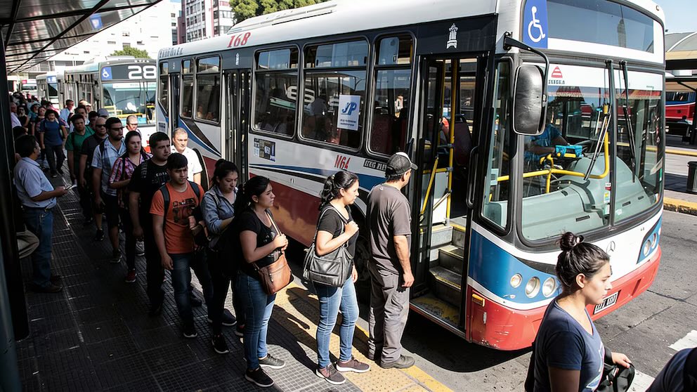Suben el boleto, bajan la frecuencia. Pagamos transporte de lujo por un servicio que es una odisea. Los que nos gobiernan no pisan una parada de bondi hace años. ¡Sí, podemos!... seguir esperando. 🙄🚌
#Tarifazo #Transporte #Ajuste #Colectivos #Basta