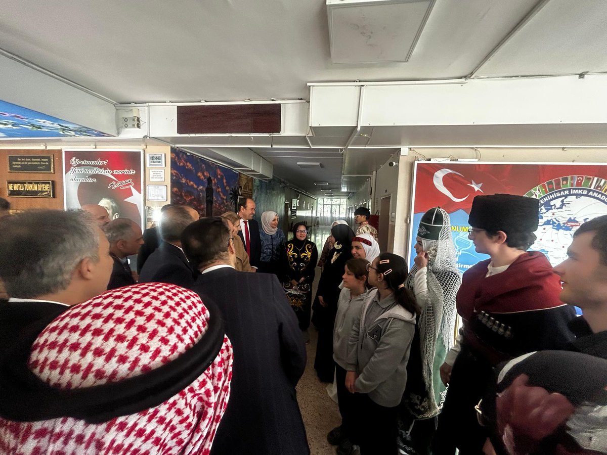 Bugün İzmir İl Milli Eğitim Müdürü Dr. Ömer Yahşi, Ege Üniversitesi Rektörü Prof. Dr. Musa Alcı ve İlim Yayma Cemiyeti Genel Müdürü Mesud Tan ile birlikte Uluslararası Seferihisar İMKB Anadolu İmam Hatip Lisesini ziyaret ettik.

​Dünyanın çeşitli ülkelerinden gelen ümmetin