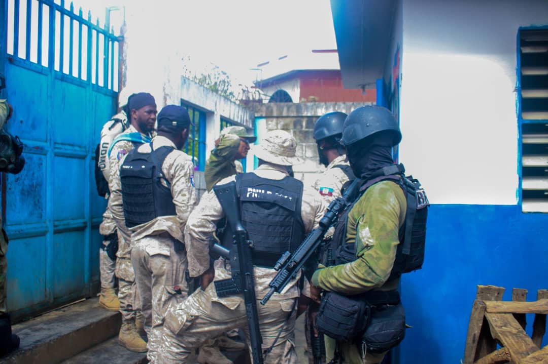 vantbefinfo's tweet photo. Une nouvelle attaque a été lancée par des individus armés, avant une riposte rapide de la Police nationale d’Haïti (PNH) à Seguin. Selon une source policière dans le Sud-Est, les assaillants ont ouvert le feu vers 1 heure du matin ce lundi 20 avril 2026, déclenchant une intervention immédiate des forces de l’ordre. Le bilan provisoire fait état de plus de cinq morts parmi les assaillants, d’après les premières informations disponibles. La situation est ensuite revenue au calme après l’intervention de la PNH. #VBI