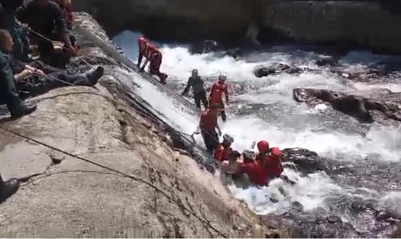 112Cantabria's tweet photo. Complejo rescate de un hombre con la pierna atrapada entre rocas en el Pas a su paso por #PuenteViesgo. El trabajo conjunto de bomberos, equipo del helicóptero, 061, todos de @cantabriae,  y @guardiacivil ha liberado al afectado, que presenta lesiones abrasivas e hipotermia. https://t.co/iKW0AThVZq