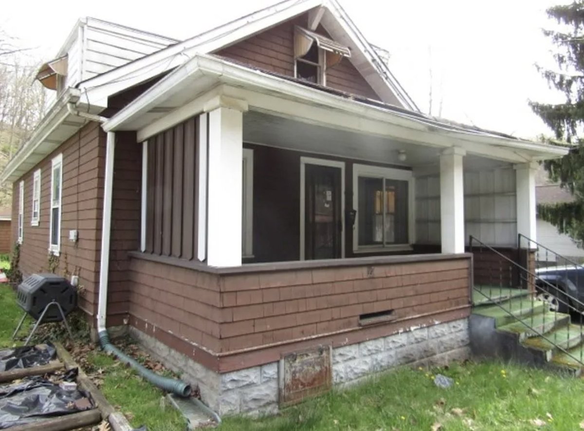 oldhouseunder50's tweet image. $59,900. #Pennsylvania #home features a detached garage, rich woodwork, and hardwood floors throughout the interior. oldhousesunder50k.com/c-1920-pennsyl…
