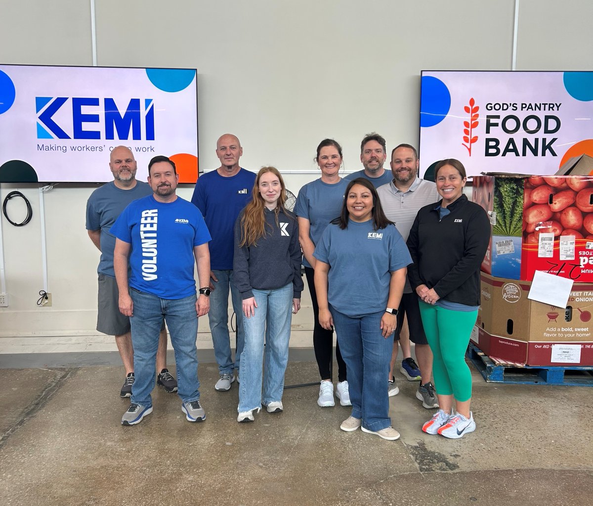 KEMIworkerscomp's tweet image. Members of our Policyholders Services team rolled up their sleeves and made a difference at God’s Pantry Food Bank! A day well spent serving others and helping fight hunger in our community. #WorkSafe #ServeOthers #GiveBack #GodsPantry #EndHunger #FightFoodInsecurity