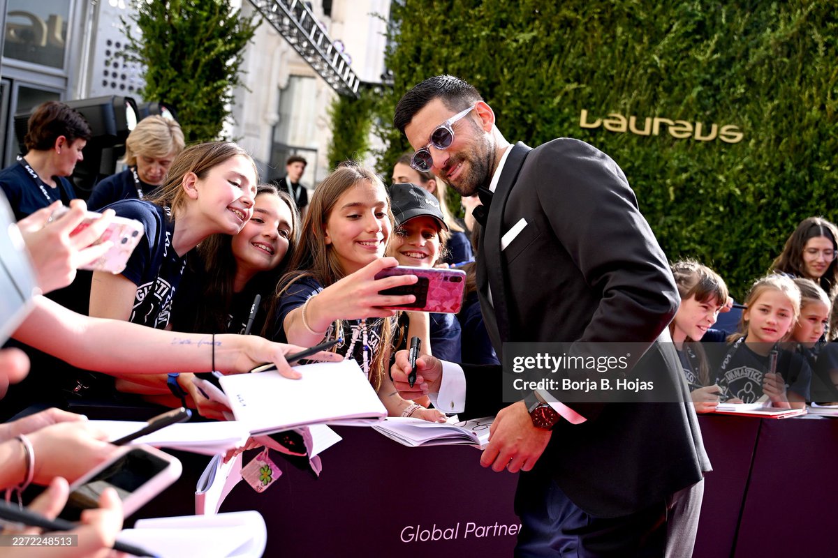 NovakFanClub's tweet image. Novak always has time for fans 🥰

@LaureusSport 

#djokovic