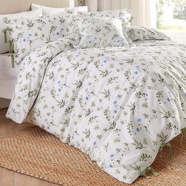 Meadow 100% Cotton Floral Duvet Cover Set 😍
Adorned with a delicate floral meadow print in harmonious hues, it brings a subtle charm of nature indoors. The thoughtful bow closure details add an elegant yet practical finishing touch. 🐾🐾❤️

mrlumpyandfriends.com/product-page/m…
Worldwide