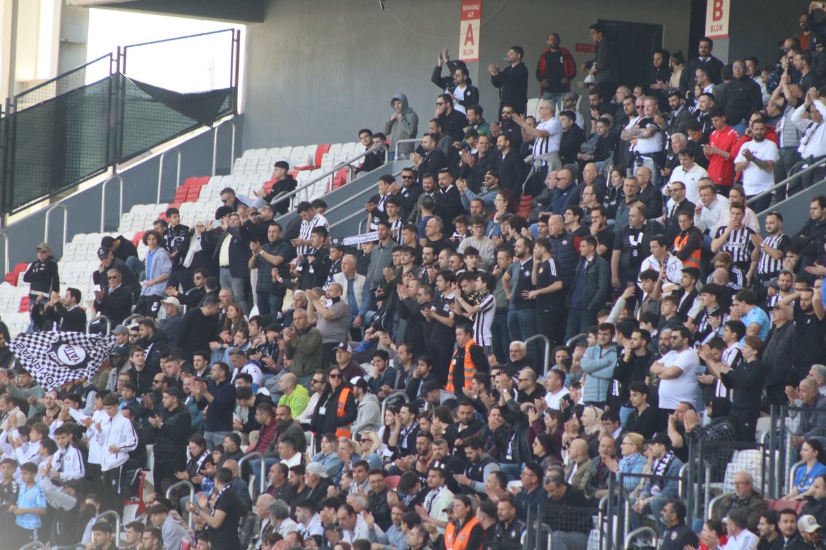 Altay 3. Lig’de, amatörün eşiğinde… Ama biz hâlâ buradayız. Cumartesi günü 7 bin Büyük Altaylı, Alsancak’ta tek ses olduk. Skor ne olursa olsun, şartlar neyi gösterirse göstersin; bu sevda ne puana bakar ne de zamana… Bu sevda bizimle anlam bulur. Bu arma bizimle yaşar.